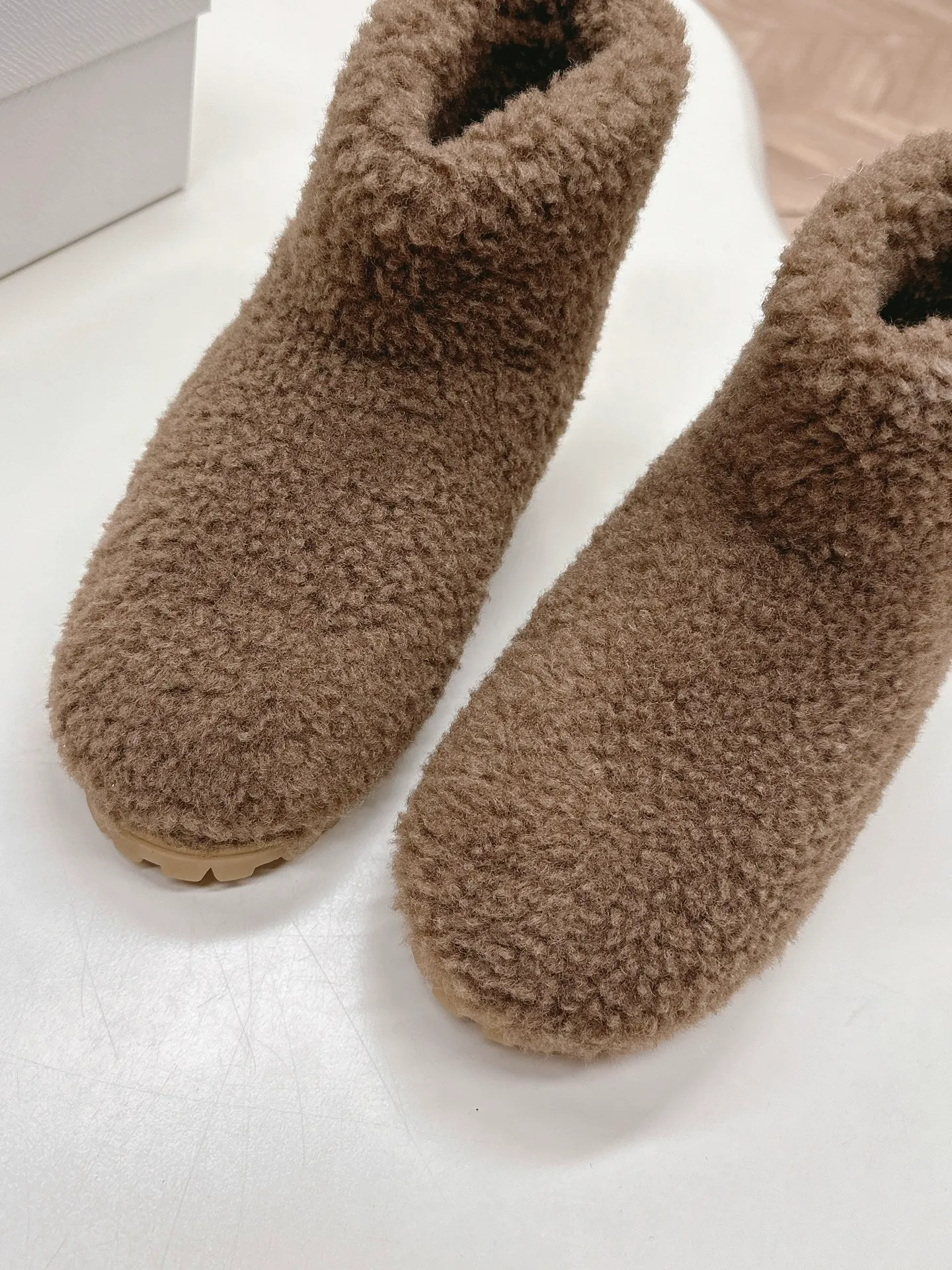 👟👟Ex-factory price 560👟👟 Prada prada24 autumn and winter furry short boots snow boots． The classic triangle buckle is comfortable, cute, cute, fashionable, elegant and versatile. The wool is comfortable and soft, awakening the warmth of autumn and winter. Let you walk comfortably from morning to night. You can easily manage the changing seasons. Wool, original outsole! 35-40 yards